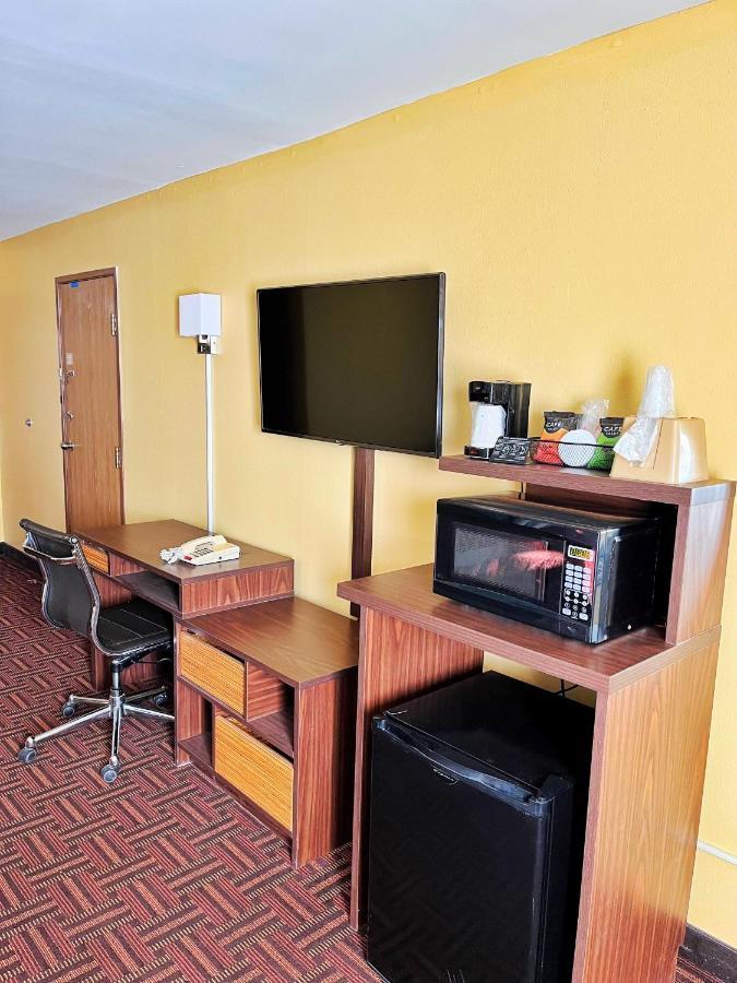 Super 8 By Wyndham Peoria Motel Luaran gambar